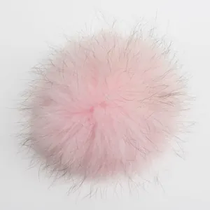 Pompón de piel de perro mapache rosa suave con pelos largos y cierre de presión.