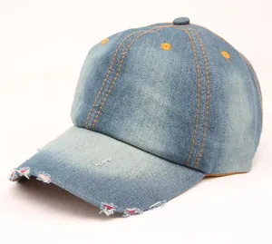 Detailansicht der Retro-Jeans-Baseballkappe mit Distressed-Effekt und orangen Nähten