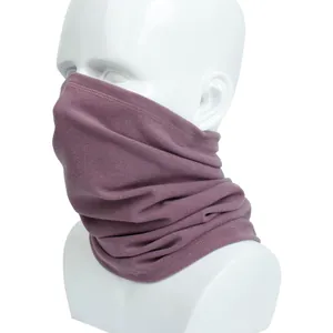 Detailopname van een paarse fleece nekwarmer op een mannequin voor winterse warmte