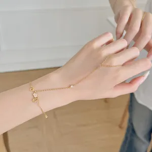 Vue détaillée du bracelet de doigt en argent doré avec cœur en zircon et motif Love