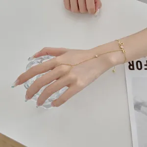 Élégant bracelet de doigt en argent S925 doré avec breloque LOVE et détail cœur en zircon