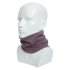 Gedetailleerd vooraanzicht van de gemêleerde paarse winternekwarmer op een witte paspopkop.