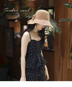 Femme élégante portant un chapeau de soleil en paille beige tissé avec un joli nœud.