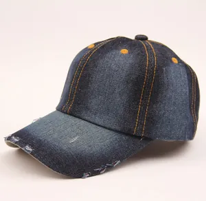 Seitenansicht der vintage verwaschenen blauen Denim-Basecap mit orangefarbenen Kontrastnähten