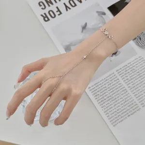Vue détaillée du bracelet bague en argent S925 avec motif coeur Love et pierres de zircon