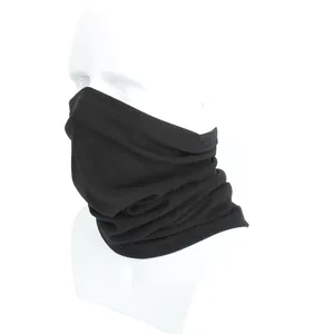 Detailopname van een zwarte thermische nekwarmer voor fietsen en windbescherming