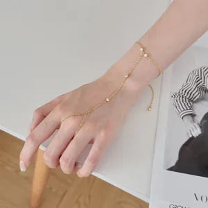 Vue détaillée d'un élégant bracelet de doigt tournesol doré porté sur une main de femme