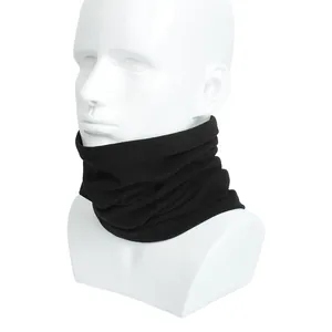 Detailweergave van een zwarte fleece nekwarmer voor buitensporten op een paspop.