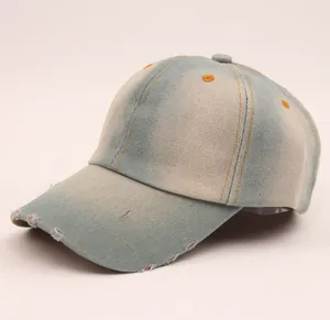 Vintage-Baseballkappe aus Denim mit ausgewaschenem hellblauem Finish und Retro-Stil