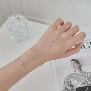 Détail d'un bracelet de main en argent S925 avec breloques tournesol étincelantes