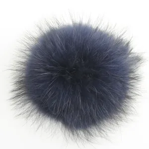 Primer plano de un pompón esponjoso de piel de mapache azul marino de 15 cm