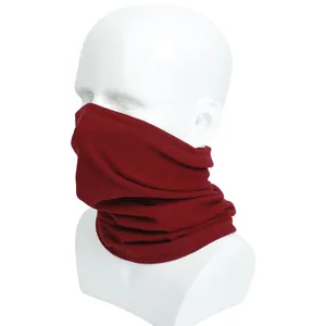 Detailopname van een bordeauxrode fleece nekwarmer voor winddichte winterse buitenactiviteiten