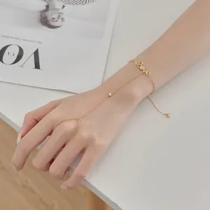 Gros plan d'un bracelet bague esclave LOVE en argent S925 plaqué or avec zircons