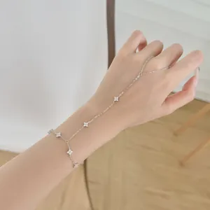 Détail d'un bracelet bague trèfle à quatre feuilles en argent sterling S925 sur une main