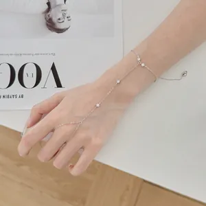 Vue détaillée d'un bracelet de doigt en argent sterling S925 avec breloques de tournesol