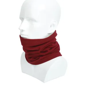 Detailweergave van een rode fleece nekwarmer op een mannequin voor winterse buitensporten.