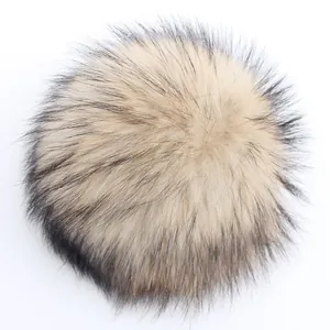 Primer plano de un pompón de piel de mapache de 15 cm para accesorios de sombreros.