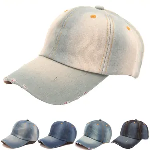 Nahaufnahme von fünf verwaschenen Denim-Baseballkappen in verschiedenen blauen Vintage-Designs