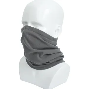 Detailopname van een grijze winddichte nekwarmer voor wintersport en warmte.