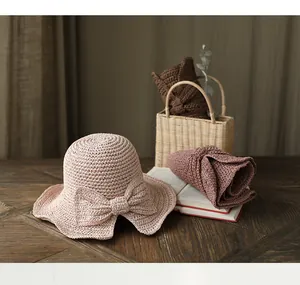 Vue détaillée d'un chapeau de paille pliable avec nœud dans un décor vintage chic