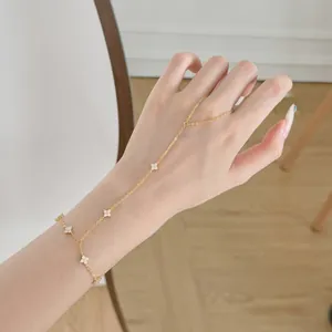 Gros plan d'un élégant bracelet de main avec trèfles en argent S925 sur mannequin