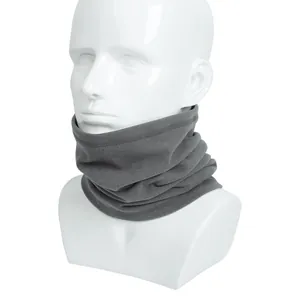 Detailweergave van een grijze fleece nekwarmer op een witte etalagepop voor sport