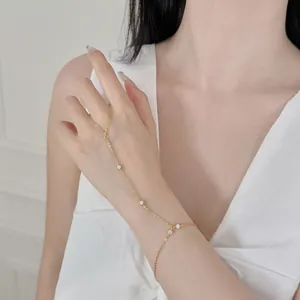 Élégant bracelet chaîne de main en argent S925 doré avec de délicats cristaux floraux