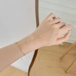 Vue détaillée d'un bracelet de doigt papillon en argent sterling S925 sur une main de femme.
