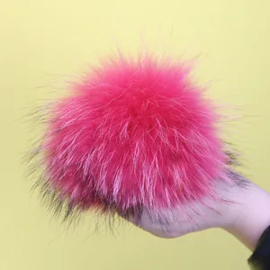 Detalle de un pompón de piel de mapache rosa de 15 cm para sombreros y accesorios.