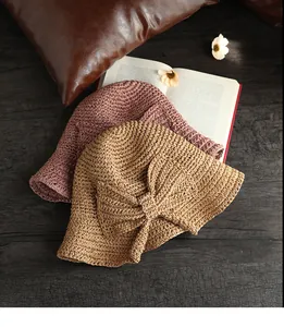 Détail de chapeaux en paille tissée pliables avec nœud pour la protection solaire à la plage