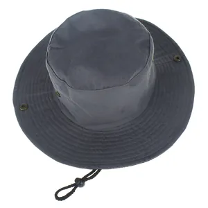 Draufsicht auf einen grauen Sonnenhut für Outdoor-Aktivitäten mit Kinnriemen und Druckknopf