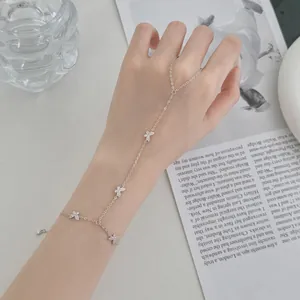 Gros plan d'une chaîne de main en argent S925 avec breloques papillon sur main féminine