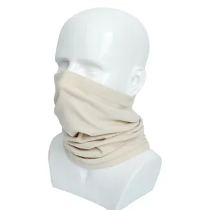 Crèmekleurige fleece nekwarmer op mannequin voor wintersporten buiten