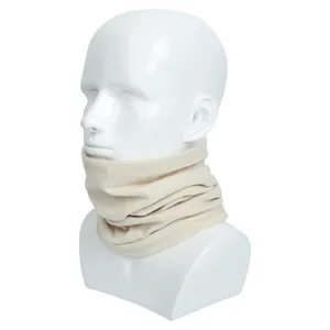 Gedetailleerd zicht op een beige fleece nekwarmer op een paspopbuste voor winterse warmte