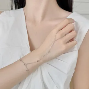 Chaîne de main élégante en argent 925 avec breloques trèfles évidés pour femme