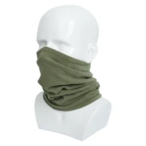 Close-up van een legergroene fleece nekwarmer op een witte mannequin buste voor buiten
