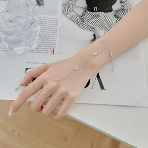 Détail d'un élégant bracelet bague papillon en argent sterling S925 sur une main de femme