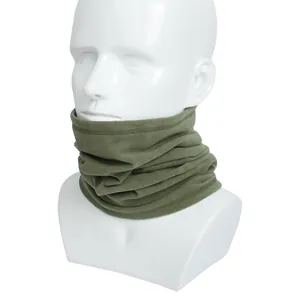 Detail van olijfgroene fleece nekwarmer op witte etalagepop voor buitenwarmte