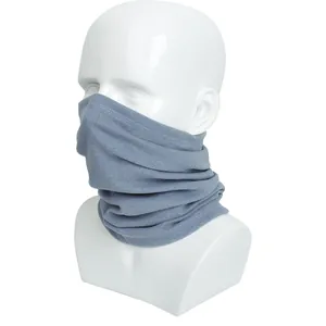Gedetailleerd overzicht van een blauwe winddichte nekwarmer voor buitensporten en winter.