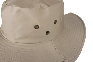 Detailaufnahme eines khakifarbenen Sonnenhutes mit Belüftungsösen und genähter Krempe.