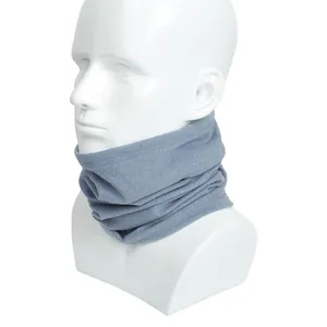 Gedetailleerd zijaanzicht van een grijsblauwe thermische nekwarmer op een professionele buste