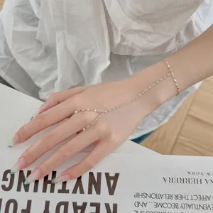 Gros plan d'un délicat bracelet de main en argent 925 avec un motif en forme de cœur.