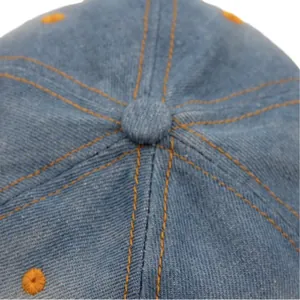 Makro-Draufsicht auf eine Vintage-Baseballkappe aus blauem Denim mit Kontrastnähten