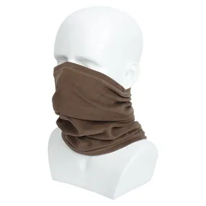 Gedetailleerde weergave van een bruine fleece nekwarmer voor winterse windbescherming.