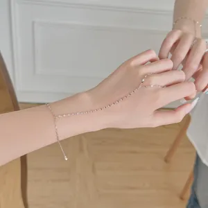 Gros plan d'un élégant bracelet en argent sterling S925 porté sur une main de femme
