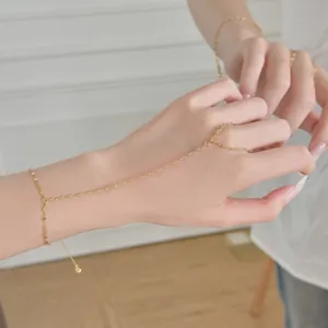 Détail d'un élégant bracelet de doigt en argent sterling S925 doré sur une main