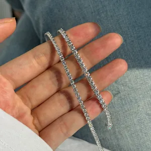 Vue détaillée d'un bracelet de tennis scintillant en argent S925 avec moissanite
