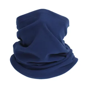 Detail van een donkerblauwe fleece nekwarmer met een zachte textuur en zoom