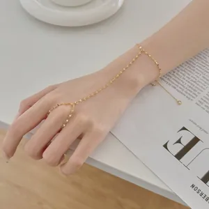 Vue détaillée d'un délicat bracelet bague en argent S925 avec chaîne à cœurs