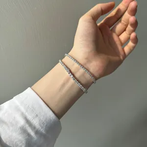 Vue macro détaillée de bracelets tennis en moissanite scintillants sur un poignet